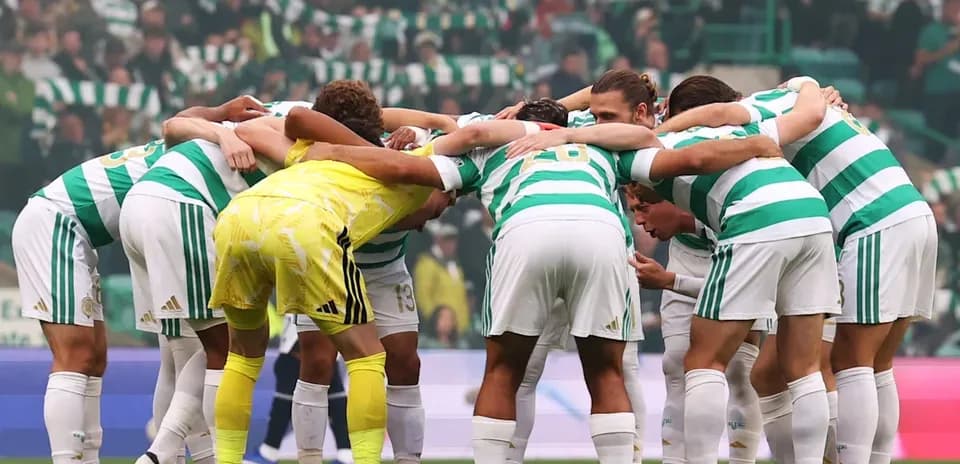 Equipo de fútbol Celtic en círculo antes del partido