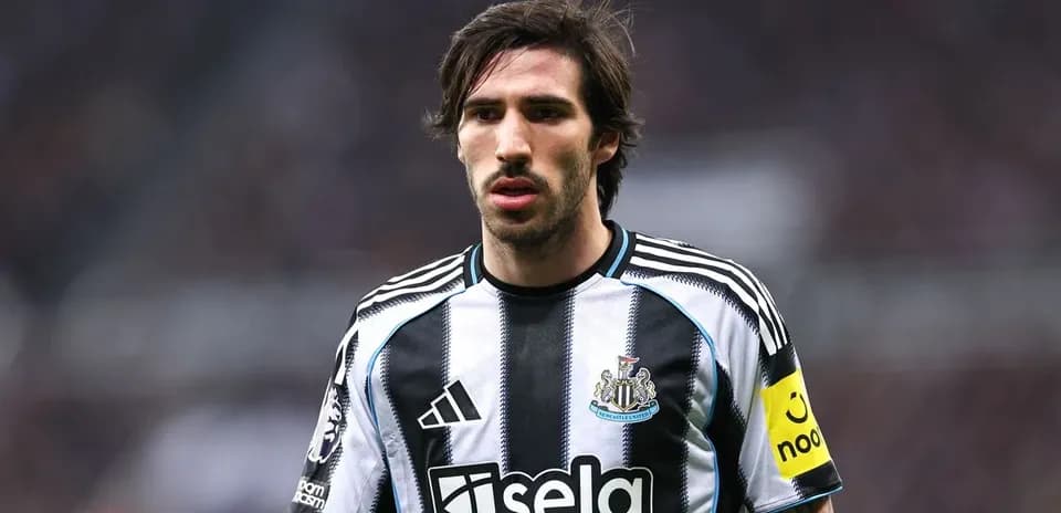 Jugador de Newcastle con camiseta a rayas en campo