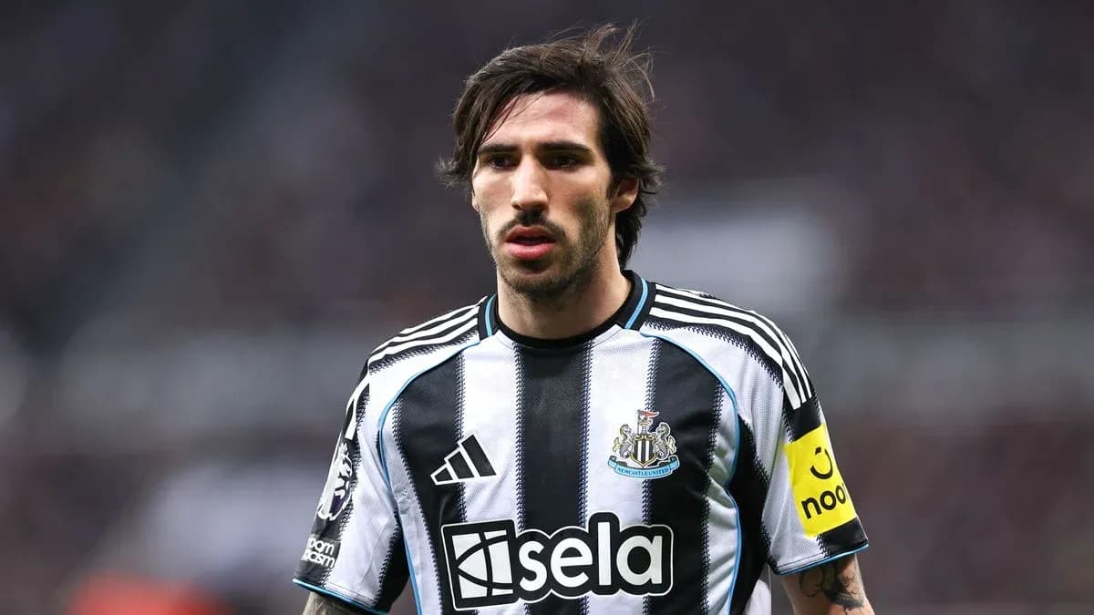 Jugador de Newcastle con camiseta a rayas en campo