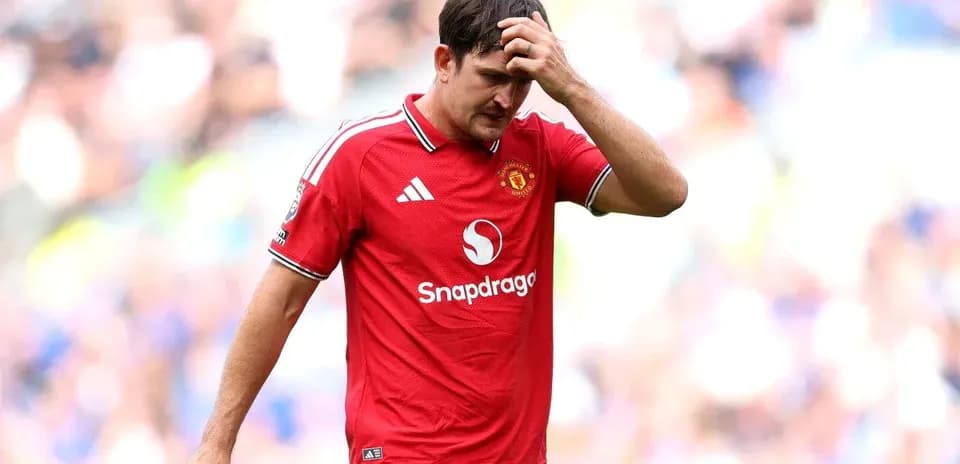Jugador de Manchester United con camiseta roja, preocupado