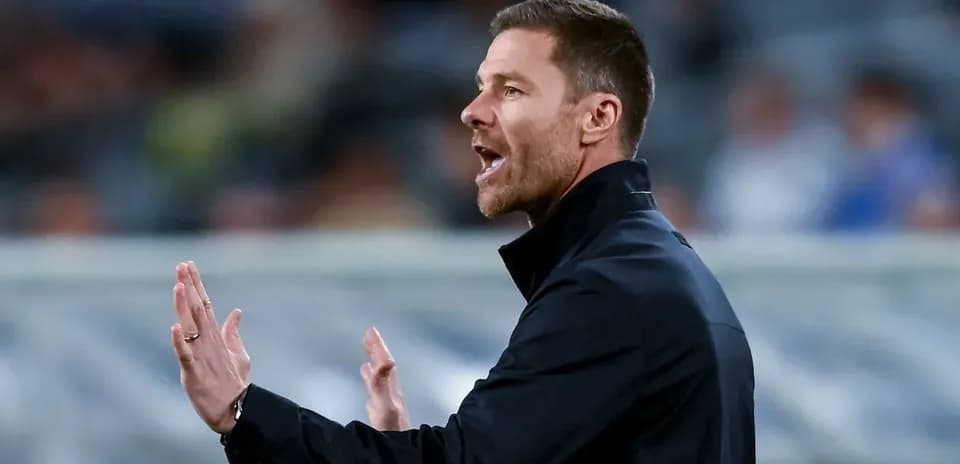 Entrenador dando instrucciones durante un partido