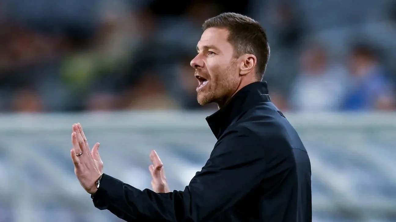 Entrenador dando instrucciones durante un partido