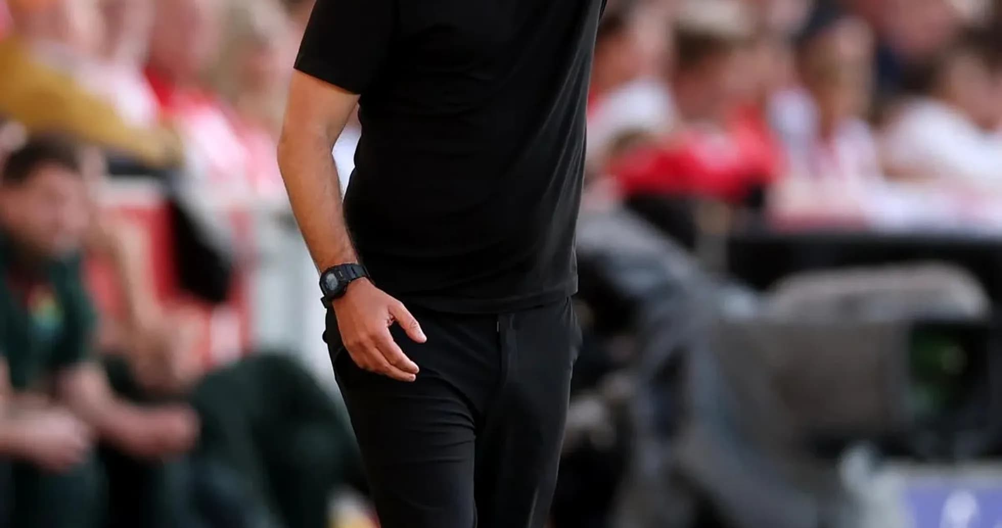 Entrenador dirigiendo desde la línea de banda