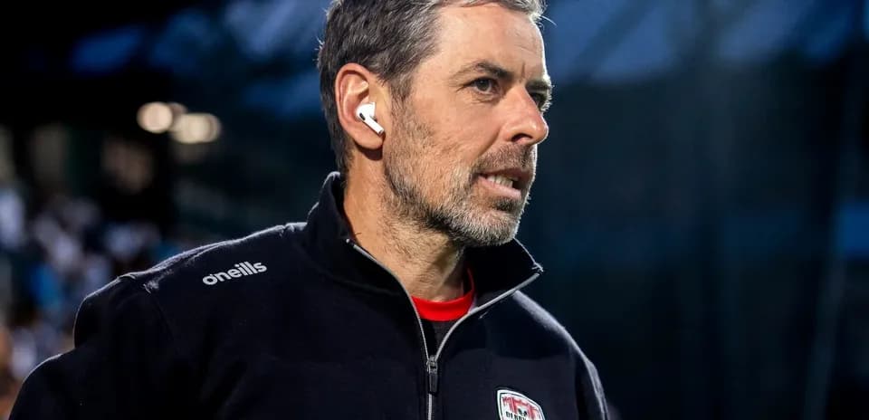 Entrenador de Derby City en la línea de banda
