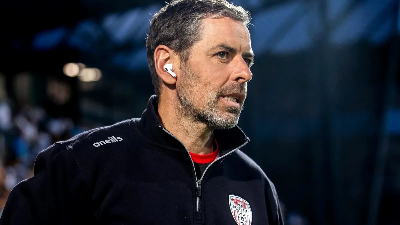 Entrenador de Derby City en la línea de banda