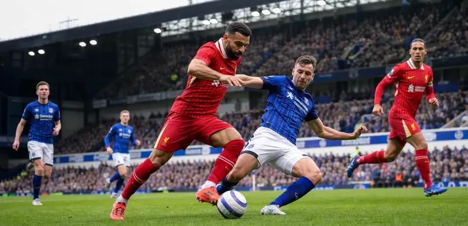 Jugadores disputando el balón en partido Liverpool-Everton
