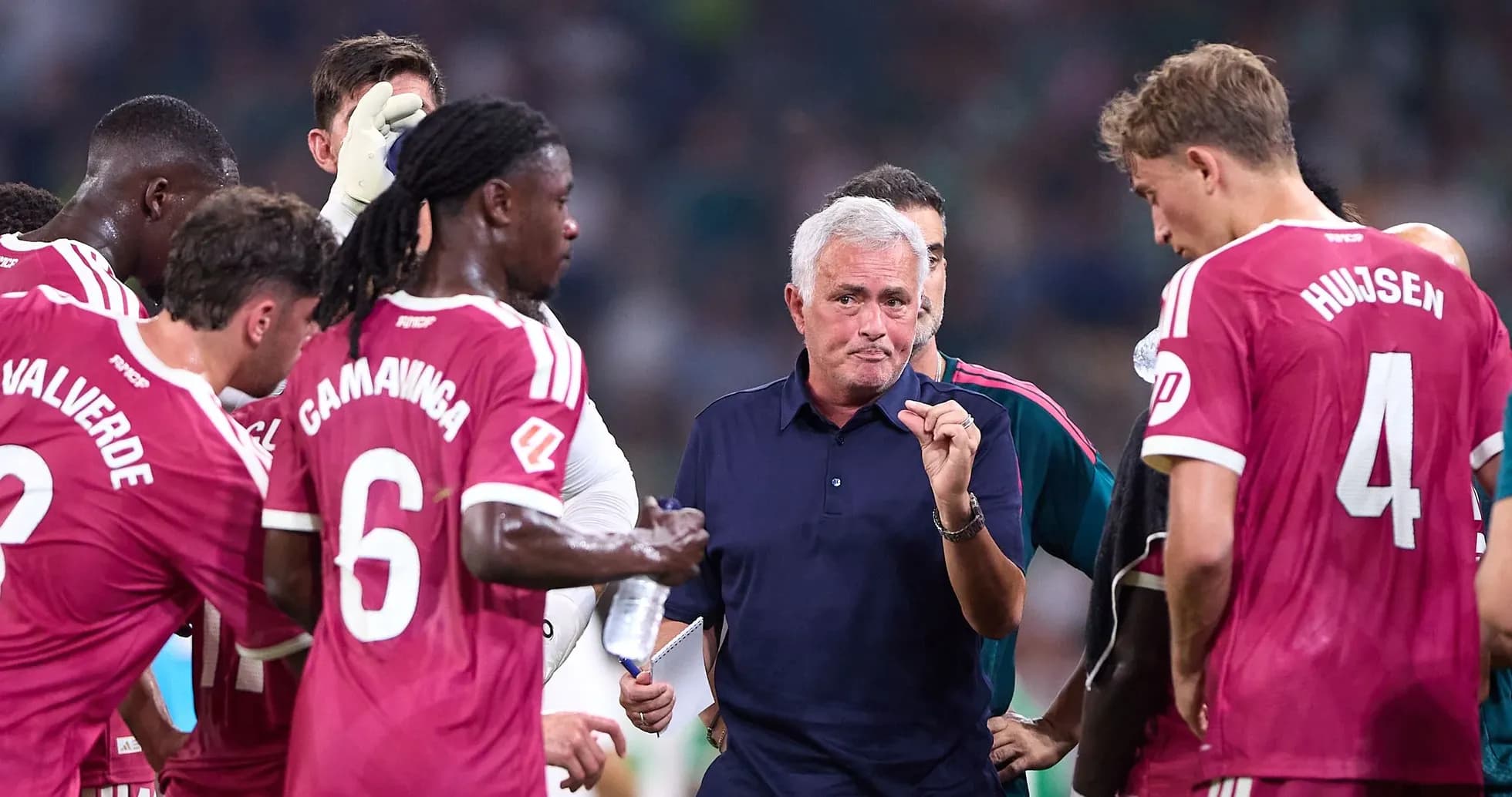 José Mourinho hablando con jugadores en reunión táctica