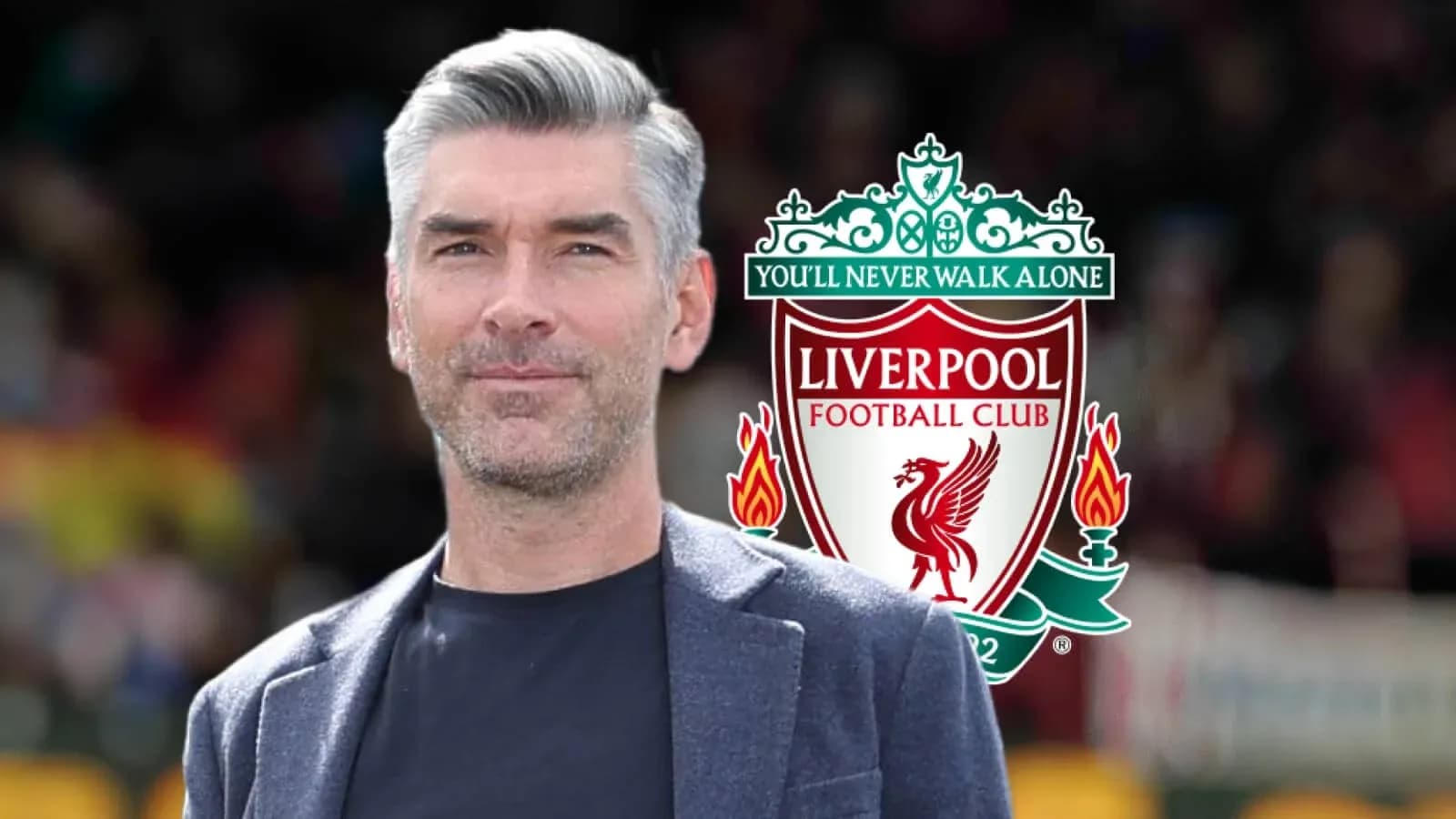 Hombre posando con el escudo del Liverpool FC
