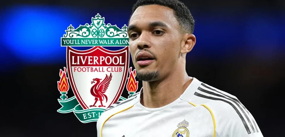 Jugador en primer plano con logotipo de Liverpool