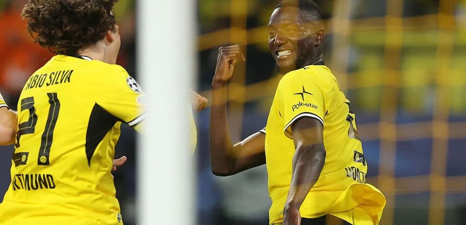 Jugadores de Dortmund celebrando un gol juntos