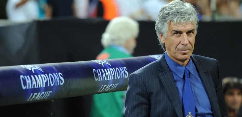 Entrenador en el banquillo durante la Champions League