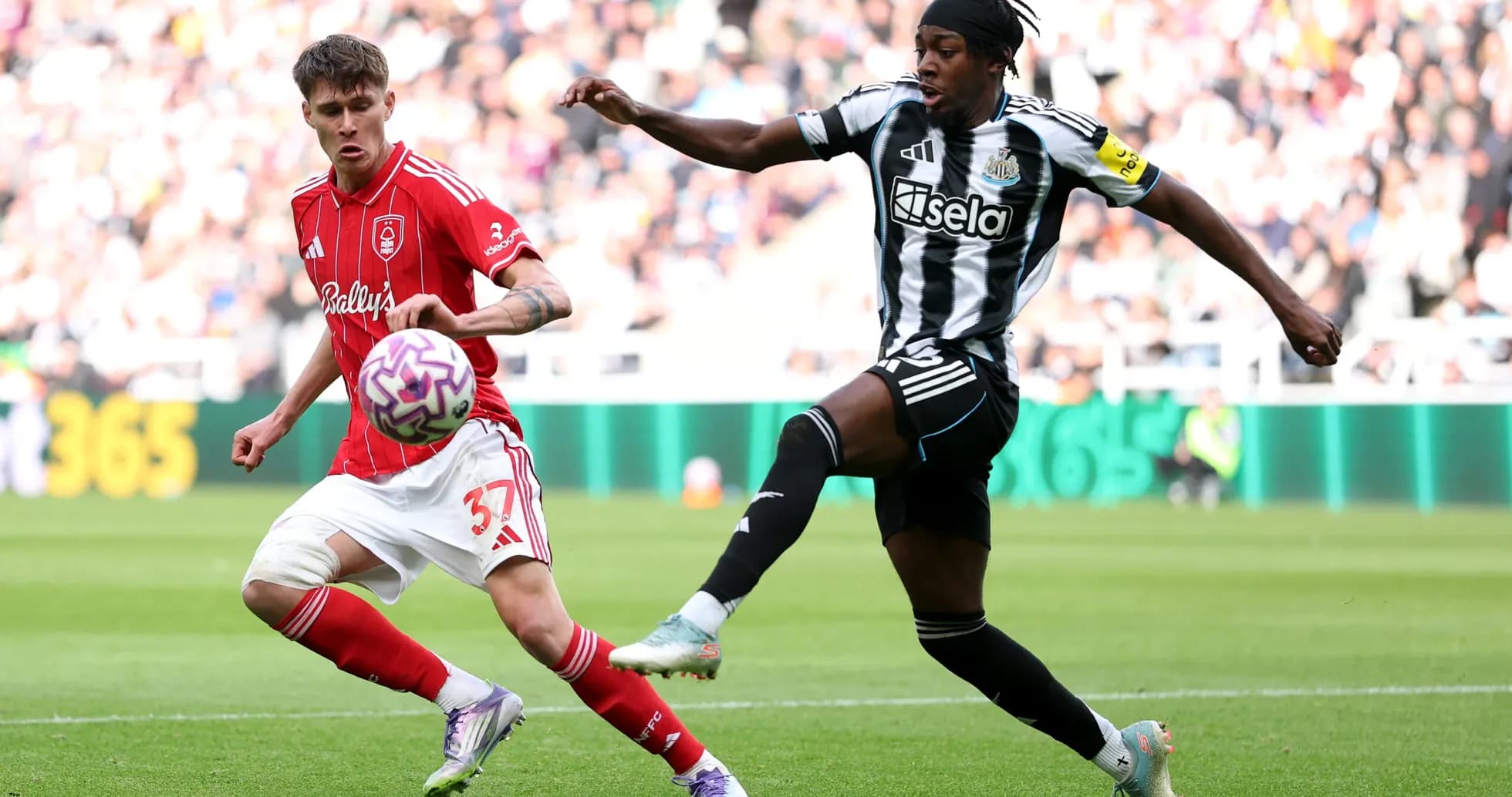 Jugadores de Nottingham Forest y Newcastle en acción
