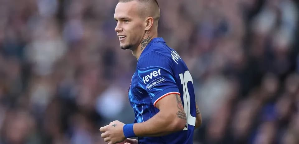 Jugador en uniforme durante un partido de fútbol