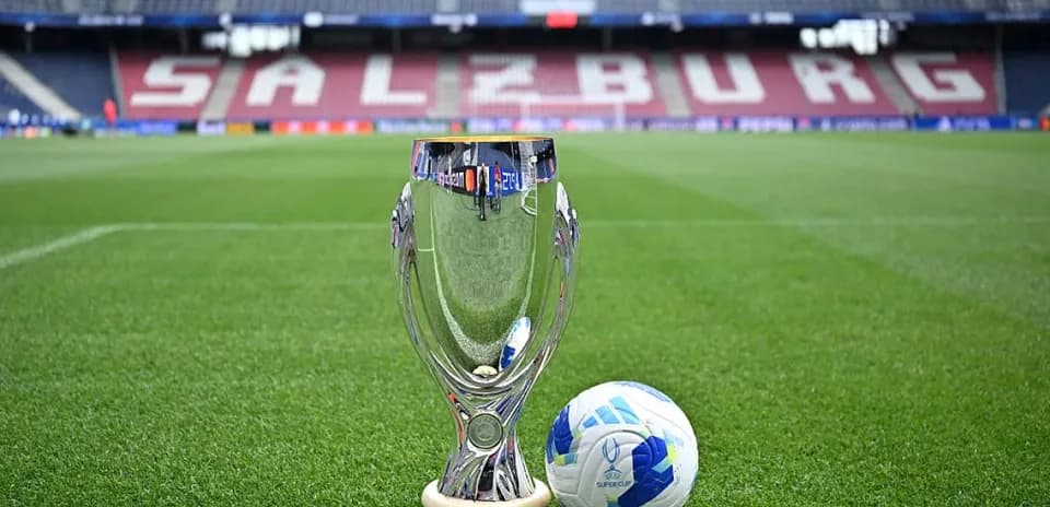 Trofeo y balón en campo de fútbol en Salzburg