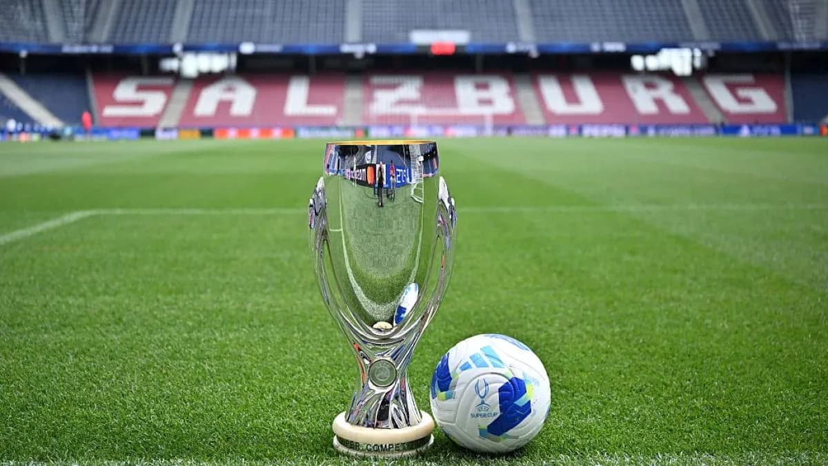 Trofeo y balón en campo de fútbol en Salzburg