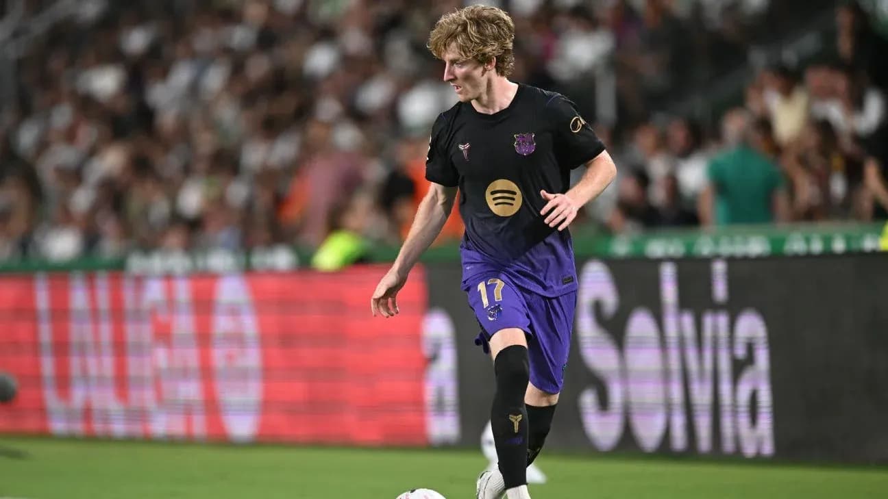 Jugador corriendo con balón durante un partido
