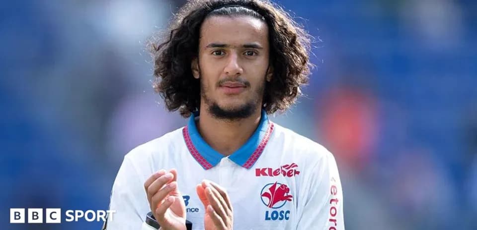 Jugador aplaudiendo con camiseta de LOSC Lille