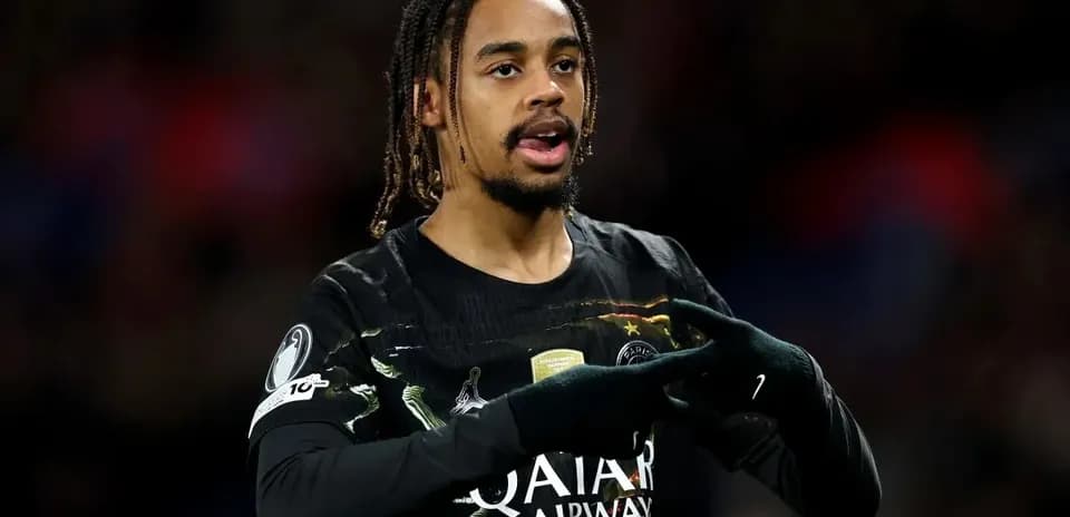 Jugador de PSG señalando durante un partido