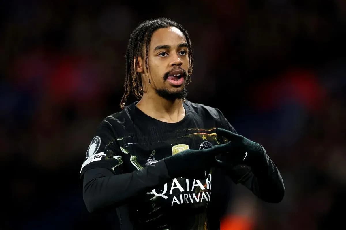 Jugador de PSG señalando durante un partido