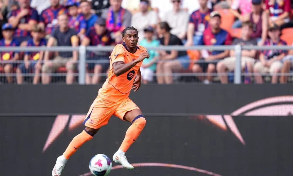 Jugador corriendo durante un partido en el estadio