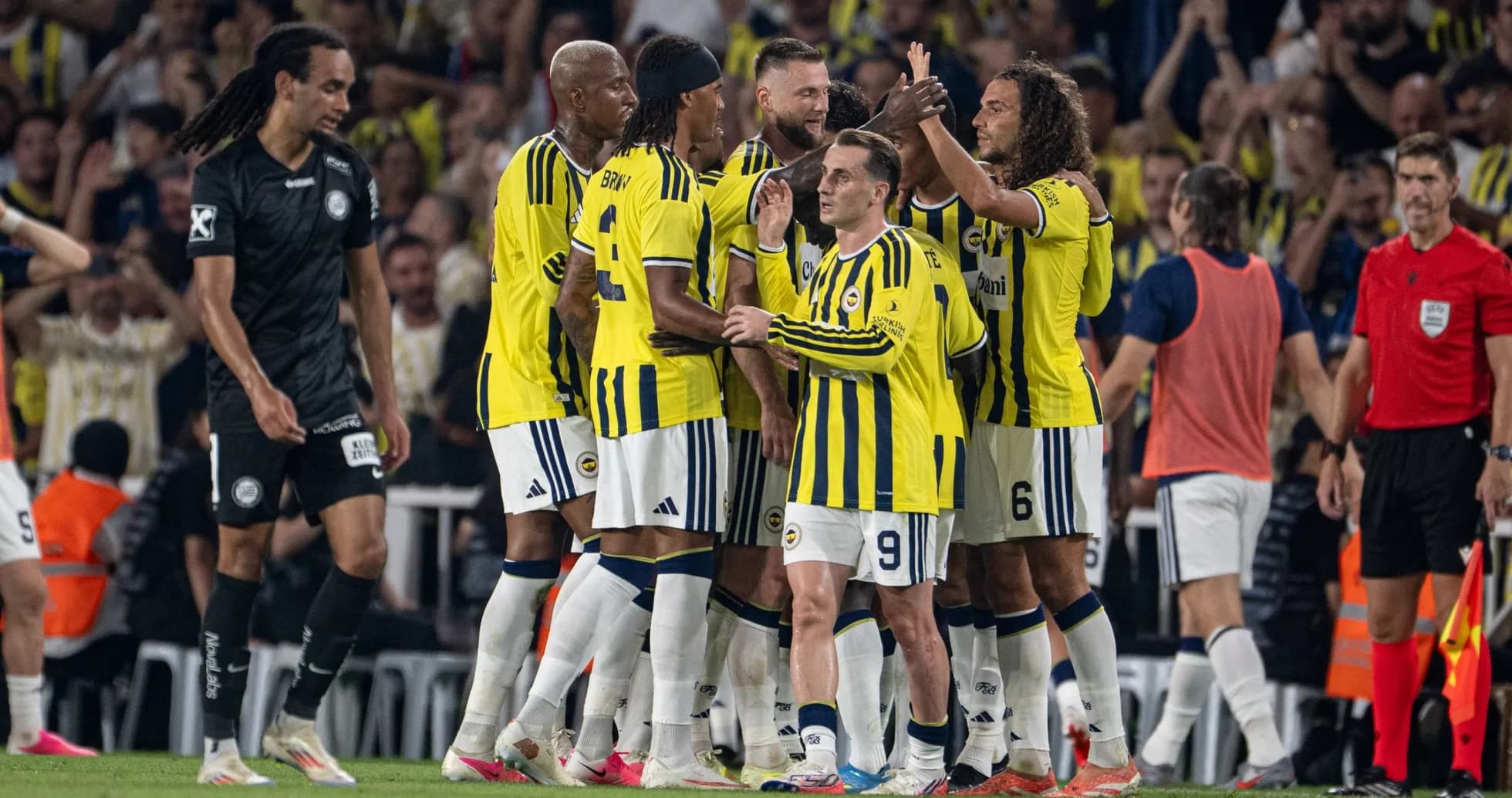 Celebración de gol de Fenerbahçe en el partido