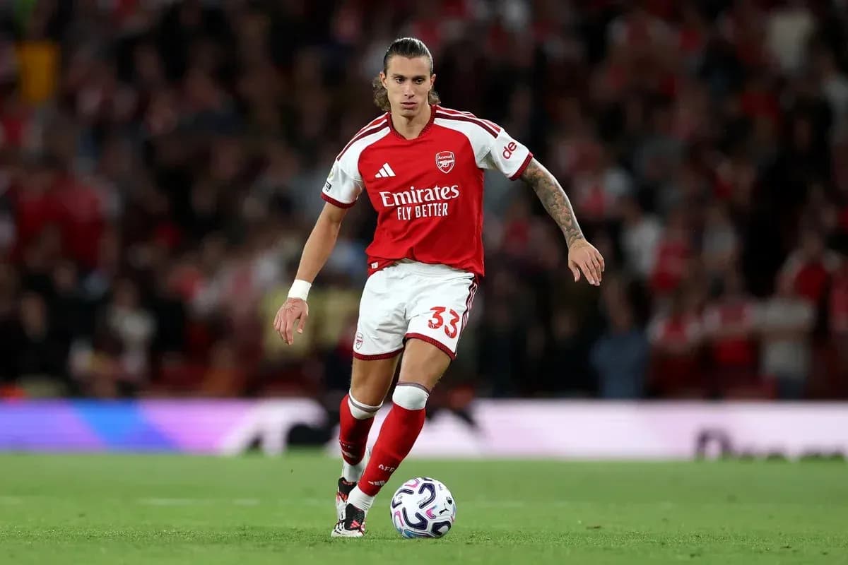 Jugador de Arsenal avanzando con el balón en el campo