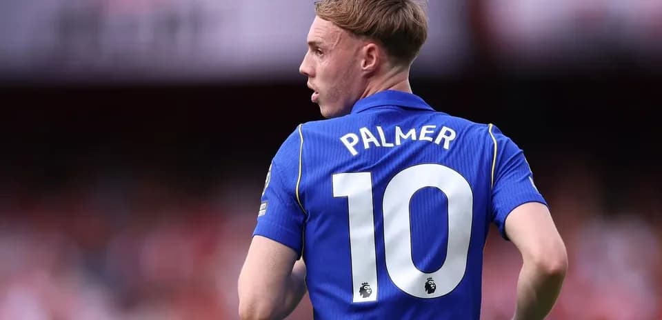 Jugador con camiseta azul y número 10