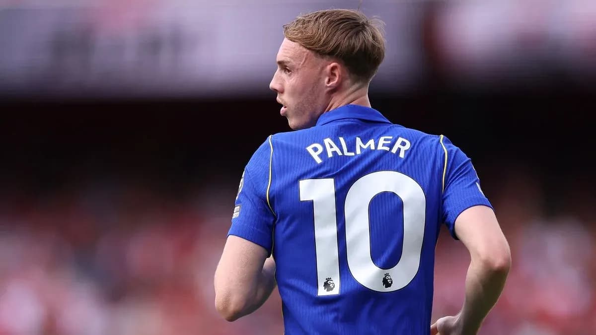 Jugador con camiseta azul y número 10