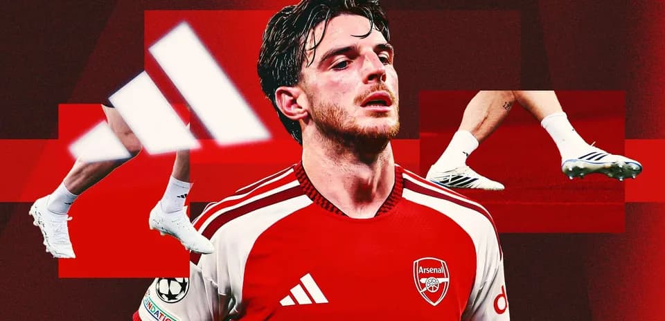 Jugador de Arsenal con camiseta roja y botas de fútbol