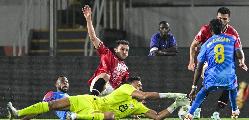Jugadores compiten por el balón en el suelo