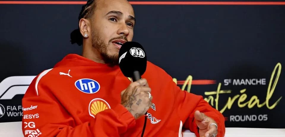 Lewis Hamilton hablando en una conferencia de prensa