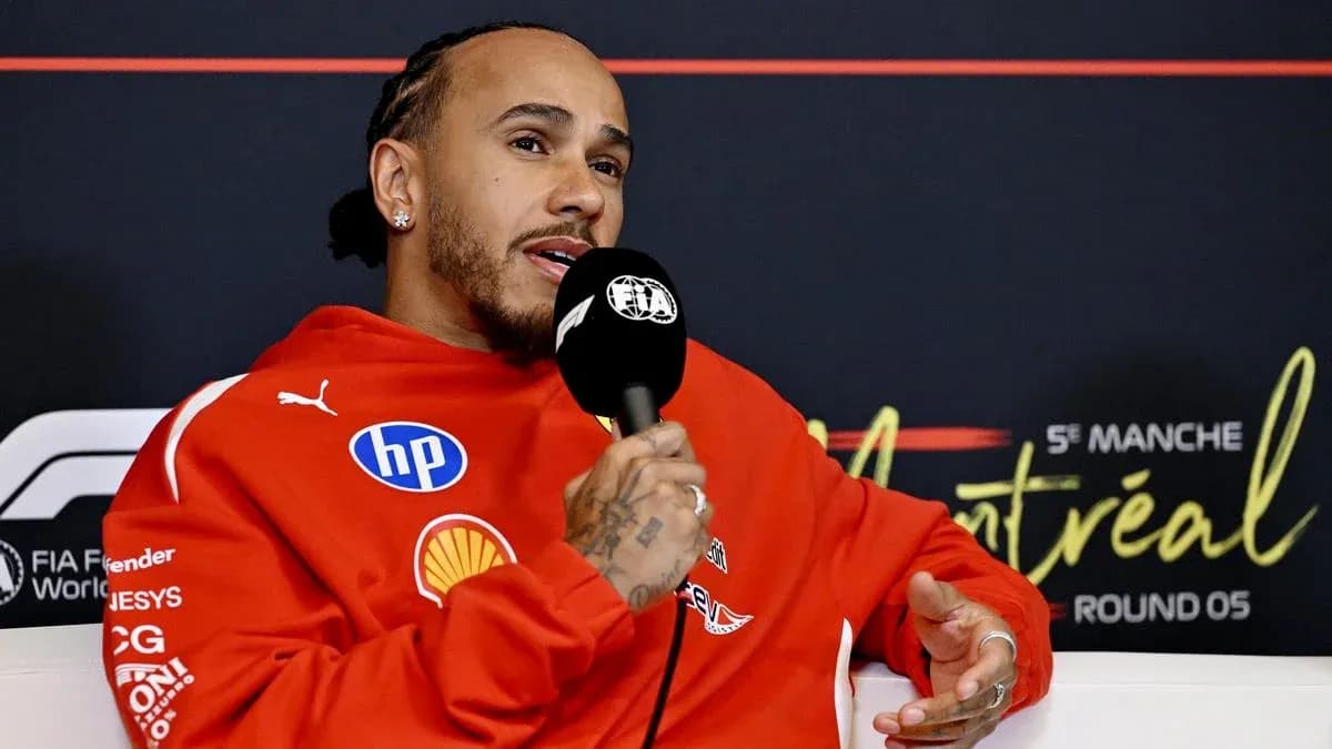 Lewis Hamilton hablando en una conferencia de prensa