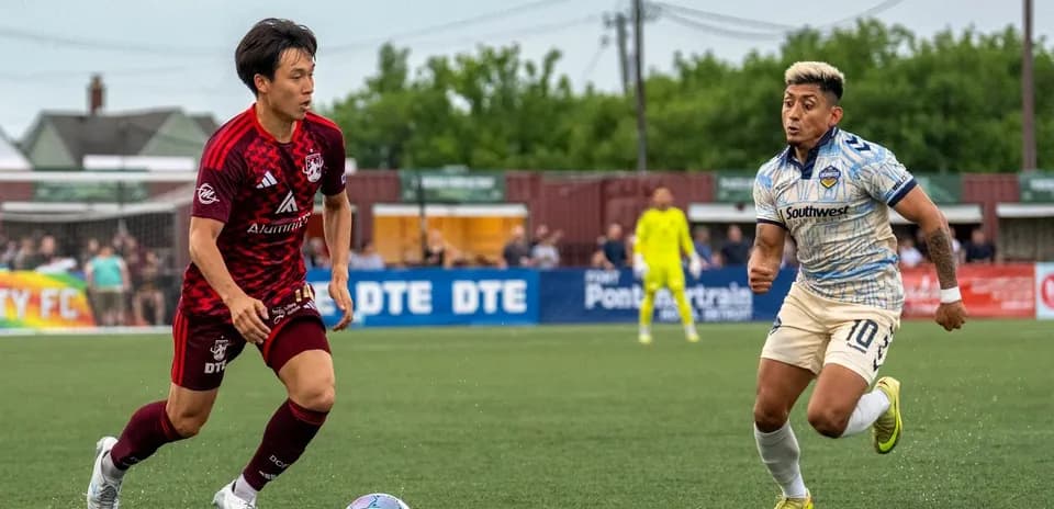 Jugador de Sporting JAX en acción contra Detroit City