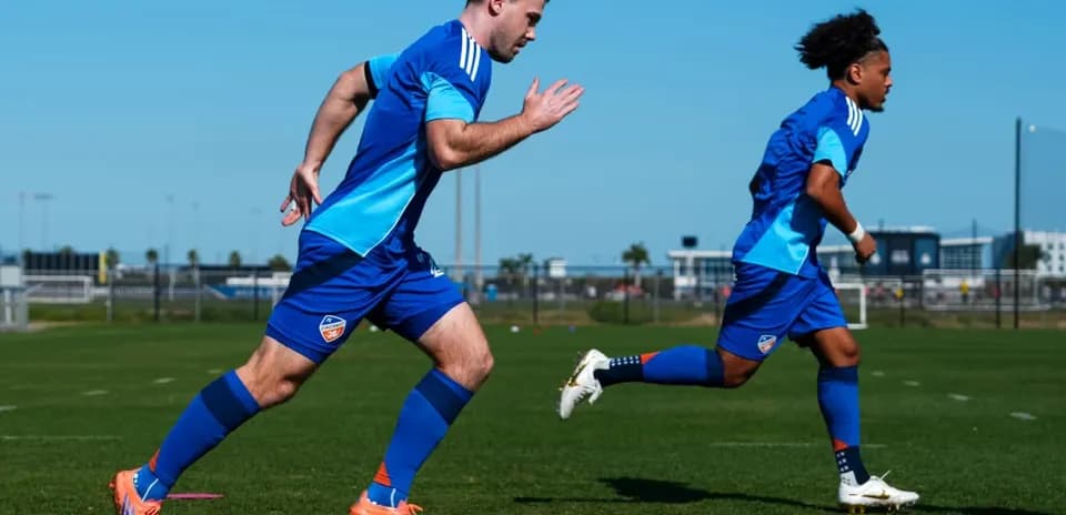 Jugadores de FC Cincinnati II entrenando