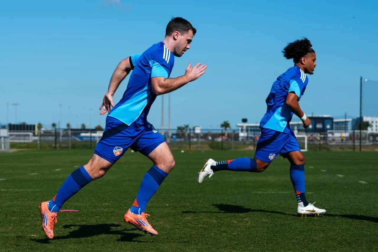 Jugadores de FC Cincinnati II entrenando