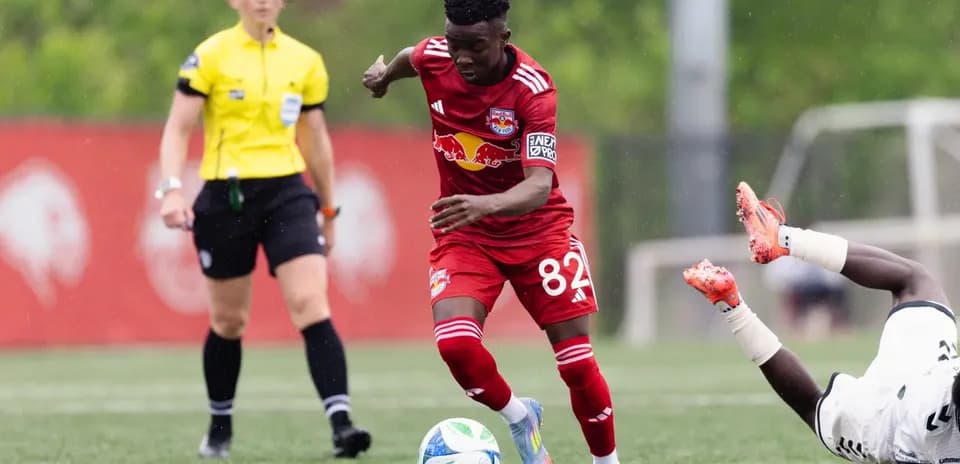Jugador de New York RB II avanzando con el balón