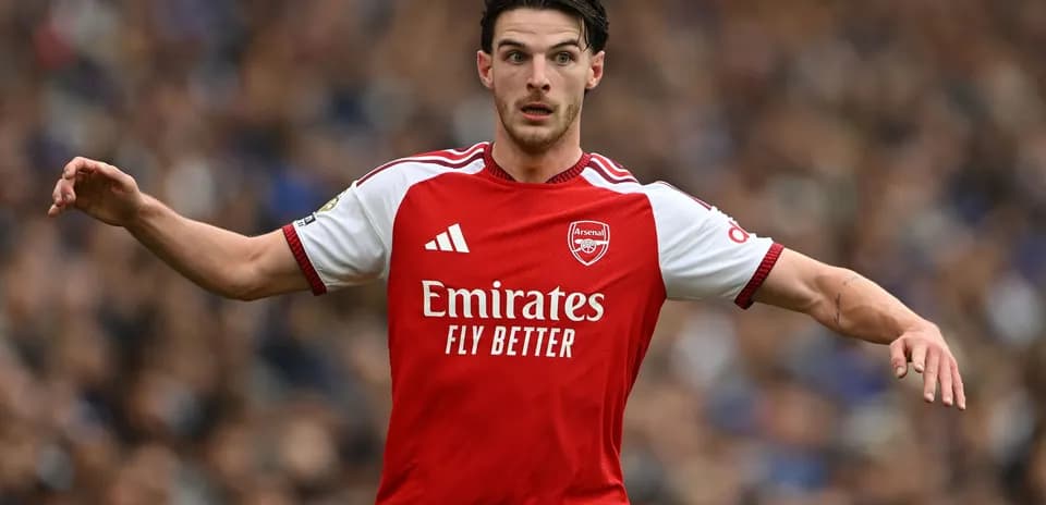 Jugador de Arsenal gesticulando en el campo
