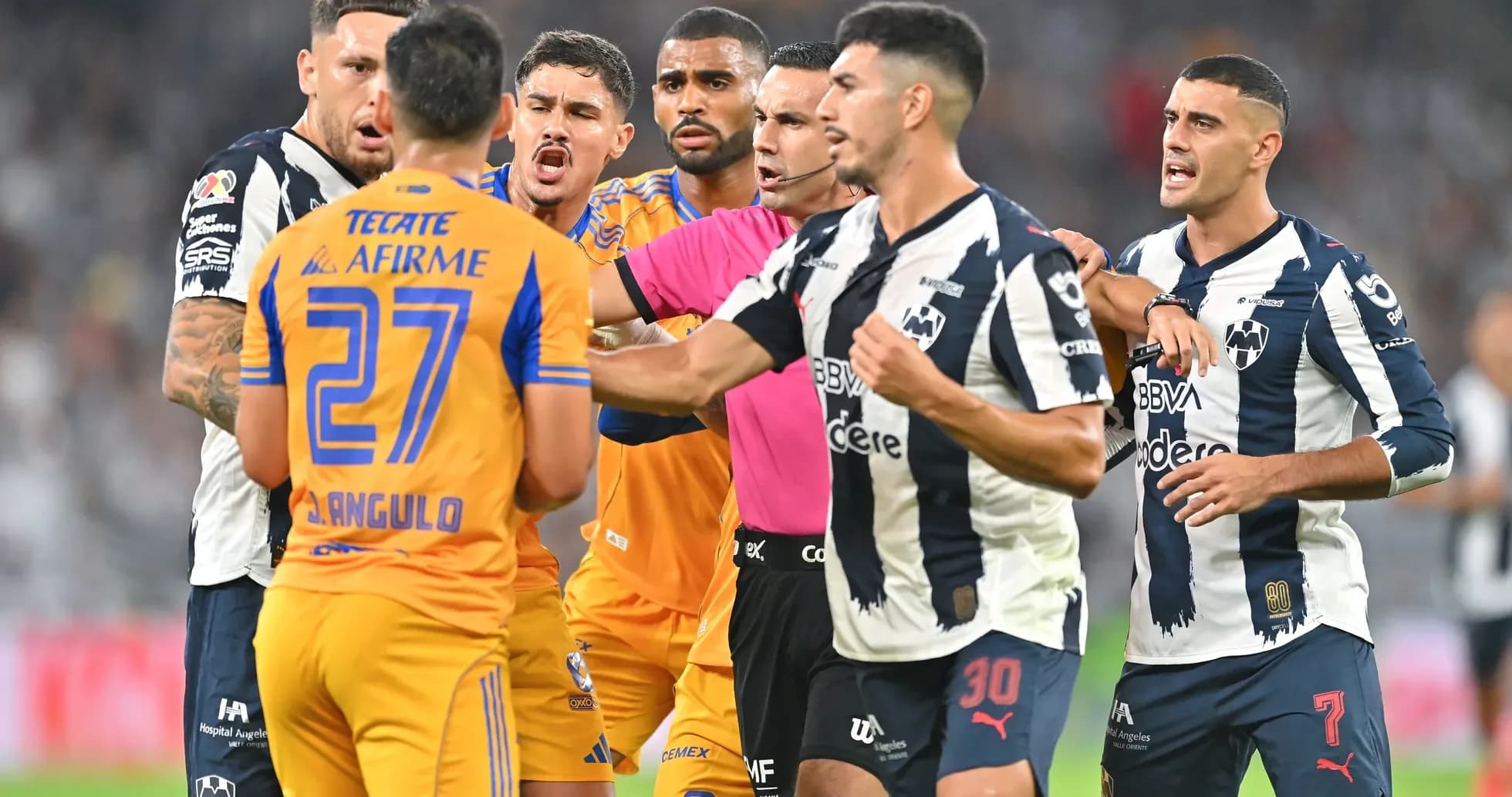 Jugadores de Monterrey y Tigres en confrontación