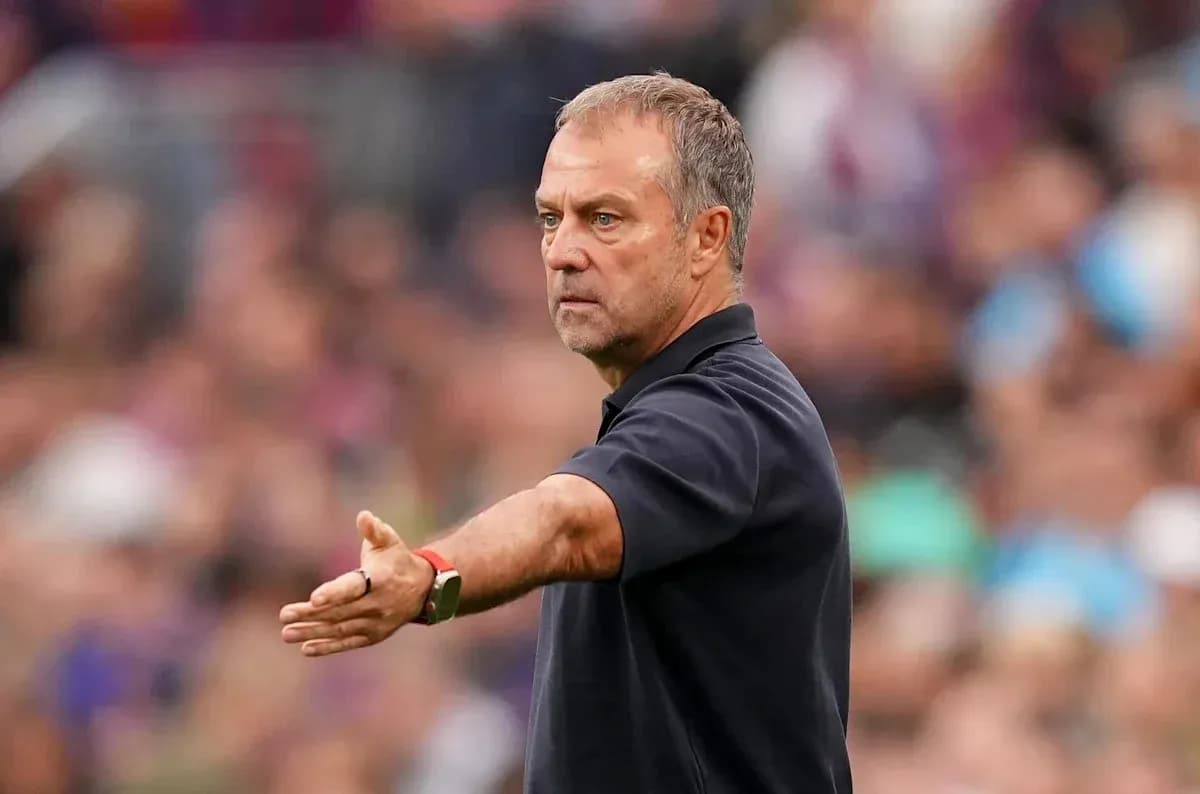 Entrenador dirigiendo a su equipo durante el partido