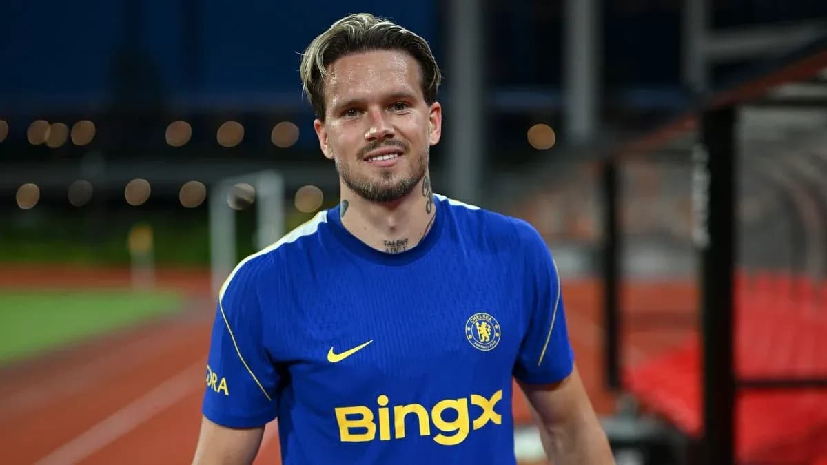 Jugador de fútbol con camiseta de Chelsea sonriendo