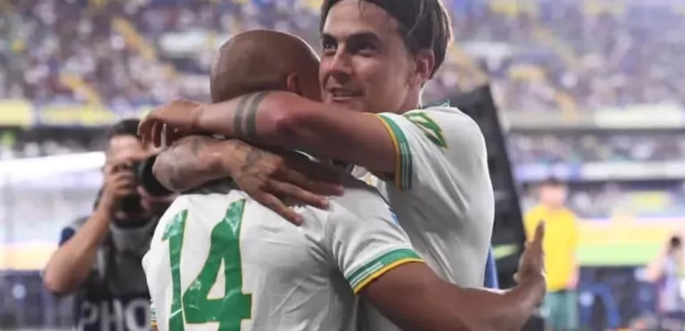 Jugadores brasileños abrazándose tras el partido
