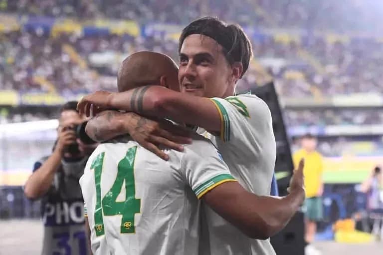Jugadores brasileños abrazándose tras el partido