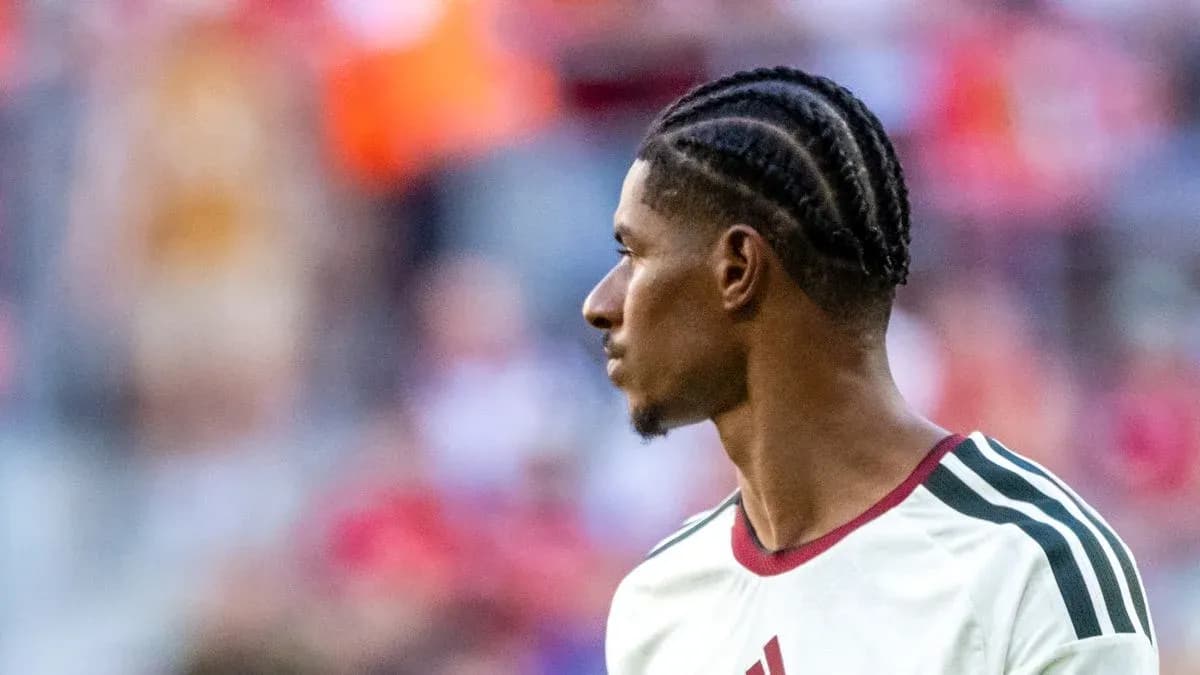 Jugador con trenzas en uniforme de fútbol
