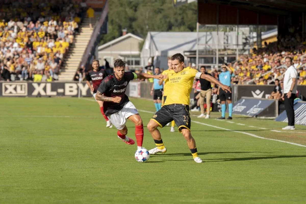 Dos jugadores luchando por el balón en el partido