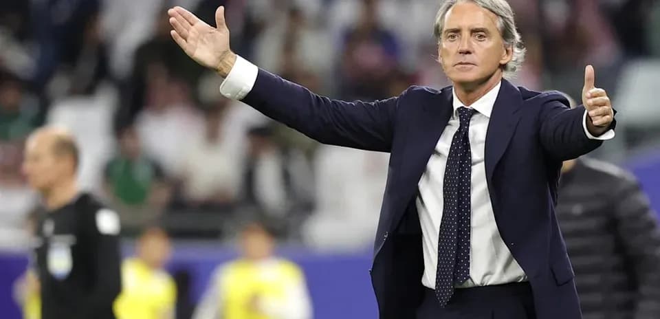 Entrenador dirigiendo al equipo durante el partido