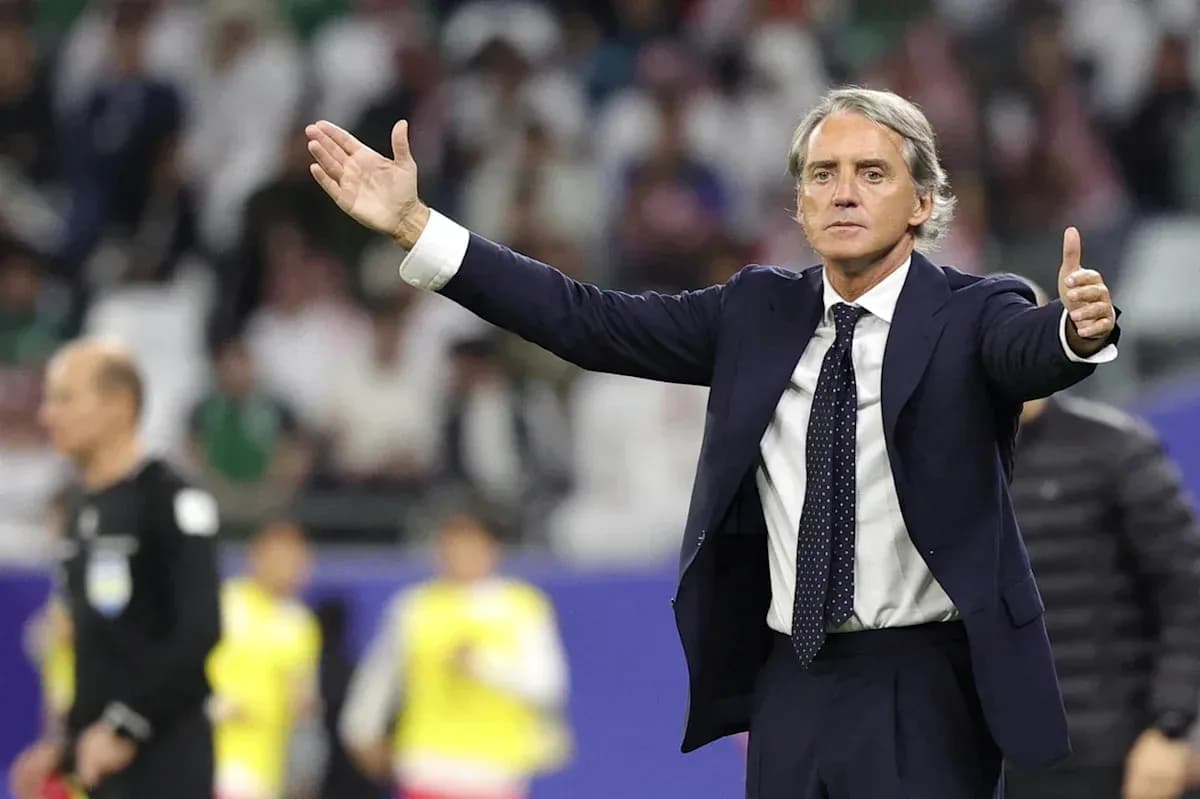 Entrenador dirigiendo al equipo durante el partido