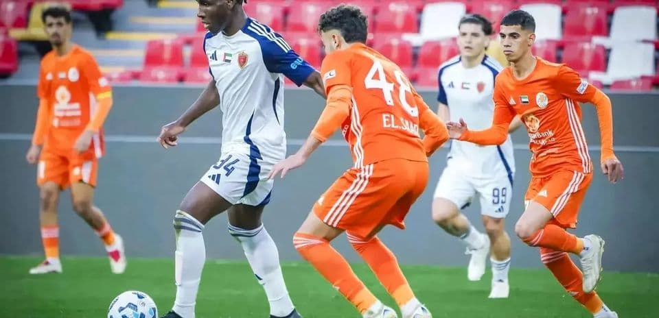 Jugadores de Al Nasr y Ajman en acción