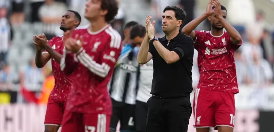Jugadores de Liverpool aplaudiendo al público tras partido