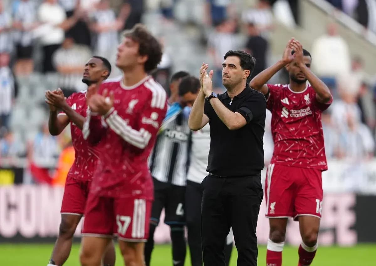 Jugadores de Liverpool aplaudiendo al público tras partido