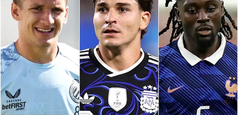 Tres futbolistas posando para la cámara